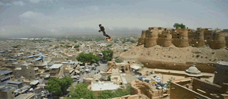 66岁高龄的成龙还能打，他才是披荆斩棘的《急先锋》