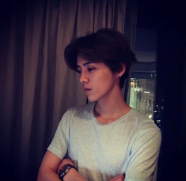 路人晒与鹿晗踢足球合照,鹿晗的素颜真实照片直播