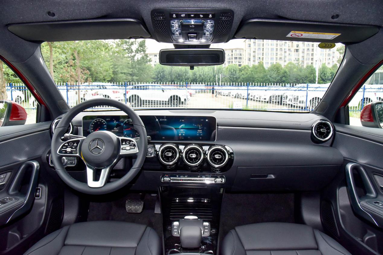 奔驰a级车评,奔驰a级空间大小测试