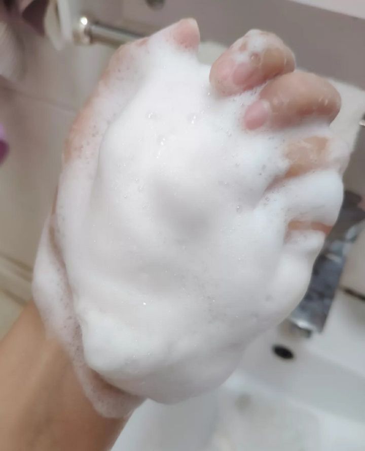 化完妆如何让脸部不那么油腻,化完妆如何让皮肤显得很亮很透