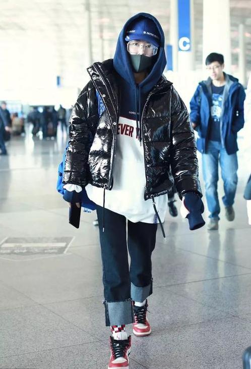 今冬流行一种减龄穿法卫衣羽绒服,卫衣款羽绒服怎样穿搭