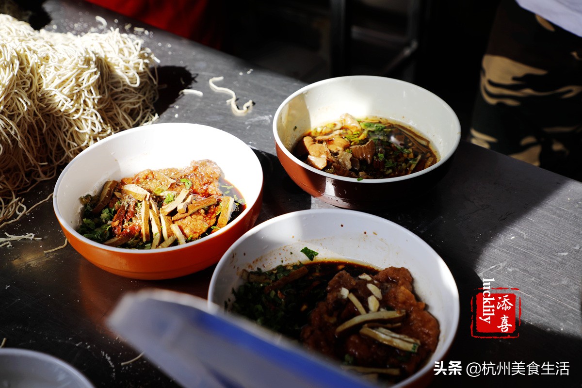 南京有名的镇江锅盖面馆,镇江锅盖面侍家面馆