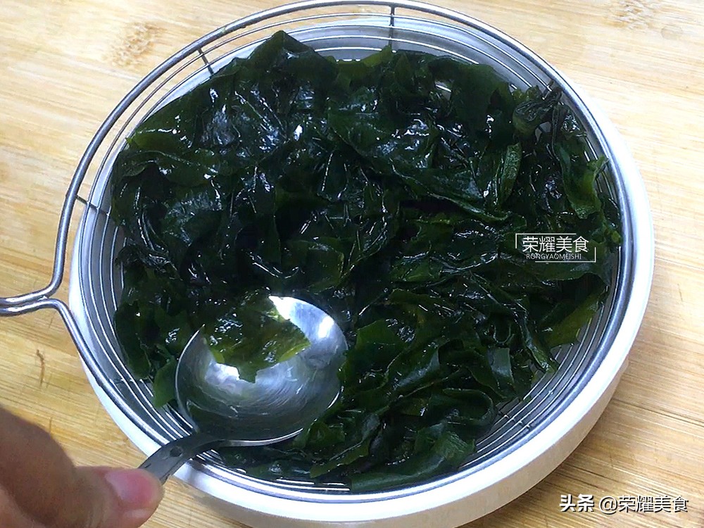 凉拌螺旋藻和海石花,深海螺旋藻凉拌怎么做