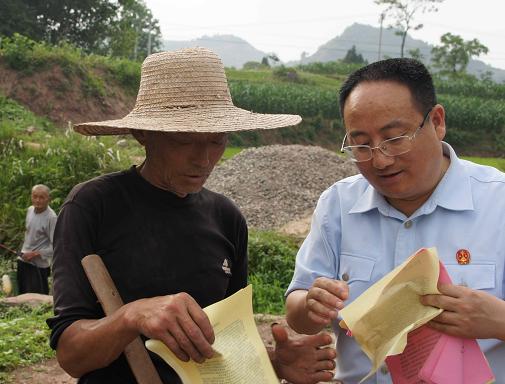 【四川政法先锋】一身正气“赤脚汉”，两袖清风“好法官”
