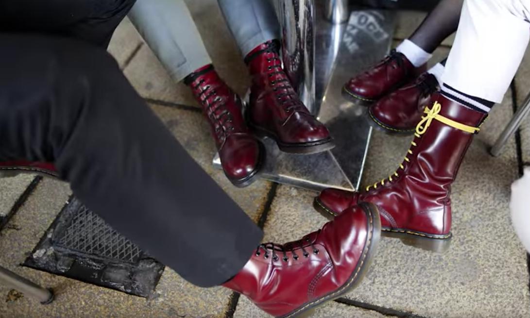 有关马丁靴的穿搭,经典白色马丁靴穿搭