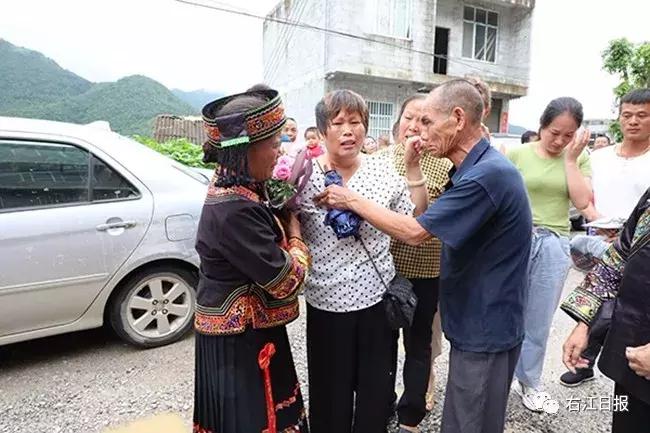 激动！隆林女子被拐30多年后终于回家，亲人抱在一起泪流不止！