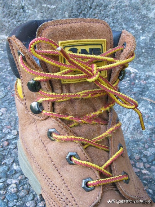 绑蝴蝶结老是歪怎么办,绑鞋带老是歪