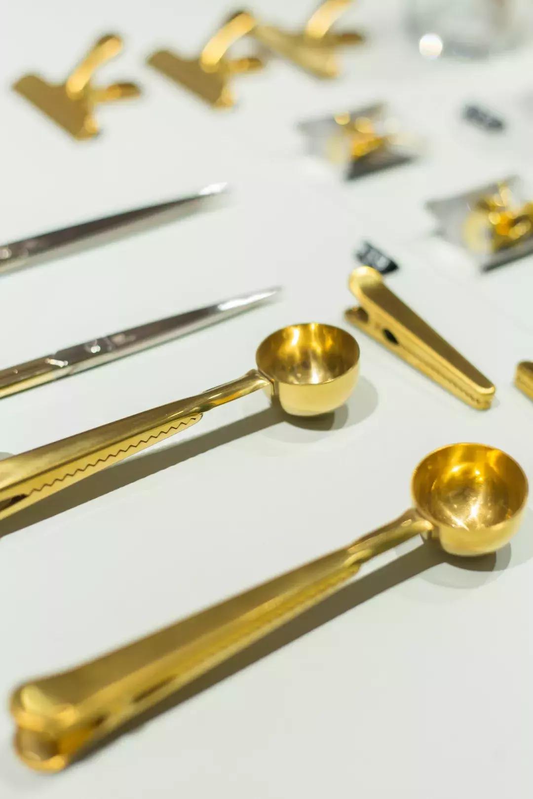 HAY,也许你根本不要那么多,一个微笑的弧线就够了