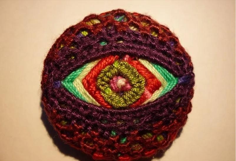 一个圆周边加一点装饰,用彩线做简单的小装饰