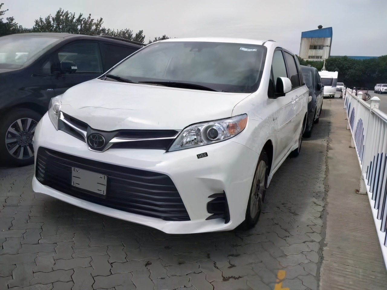 丰田霸道价位在35万左右是哪款,22款丰田霸道2.7港口最新行情