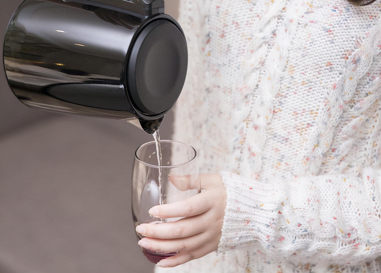 早晨第一杯水是蜂蜜水好吗,早上一杯蜂蜜水好还是淡盐水好