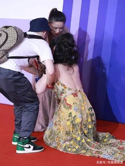 柳岩又摔倒了！在一次成功跌上焦点，艳压全场，网友跌的好
