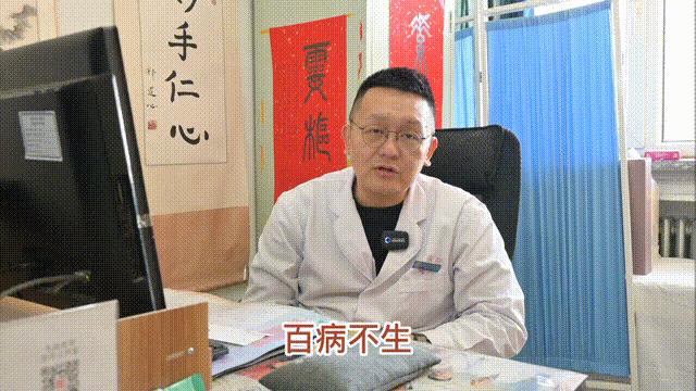 突然冒出个点很痒是什么湿疹,湿疹周围又出现好多小疹子