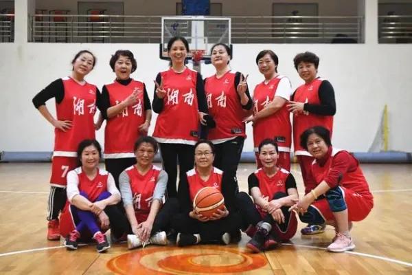 长沙大妈霸占篮球场,长沙大妈占球场跳舞