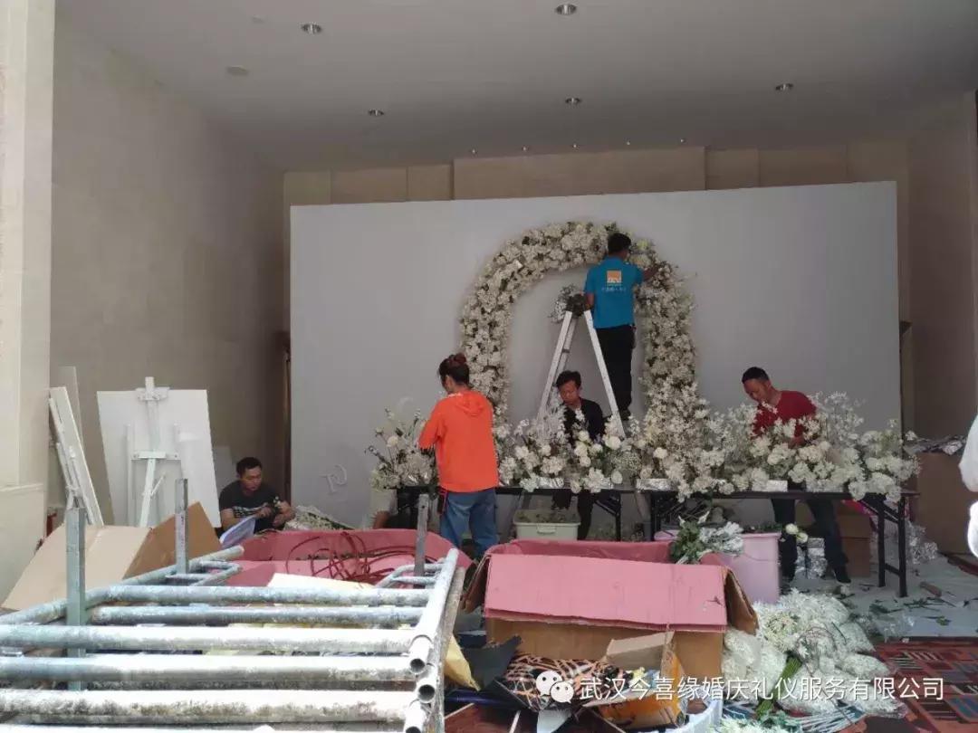 法式白绿色草坪婚礼布置,白绿色系婚礼调色教程