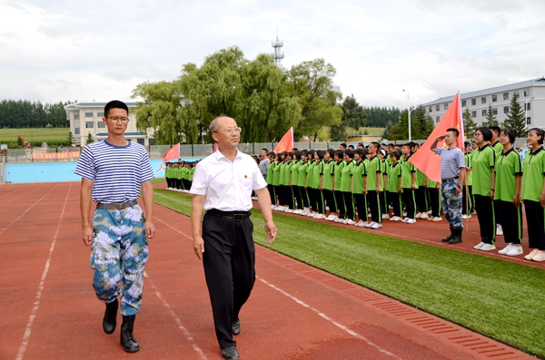 市一中举办新生军训总结大会,龙会中学军训汇报表演