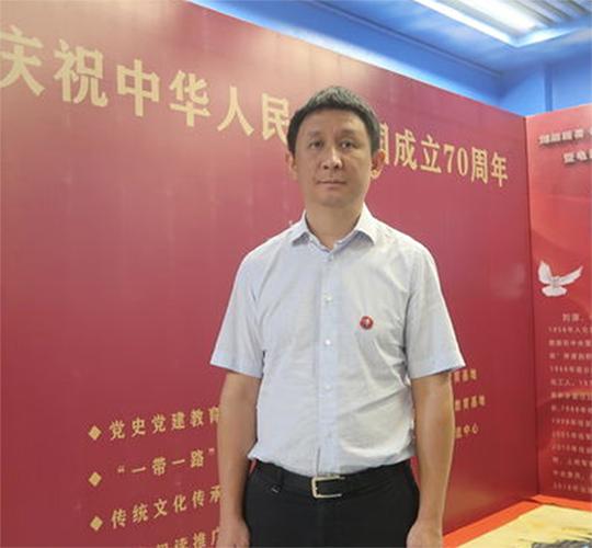 记者拍下照片，方知他是主席外孙，在亚运村当服务员拒绝组织帮助