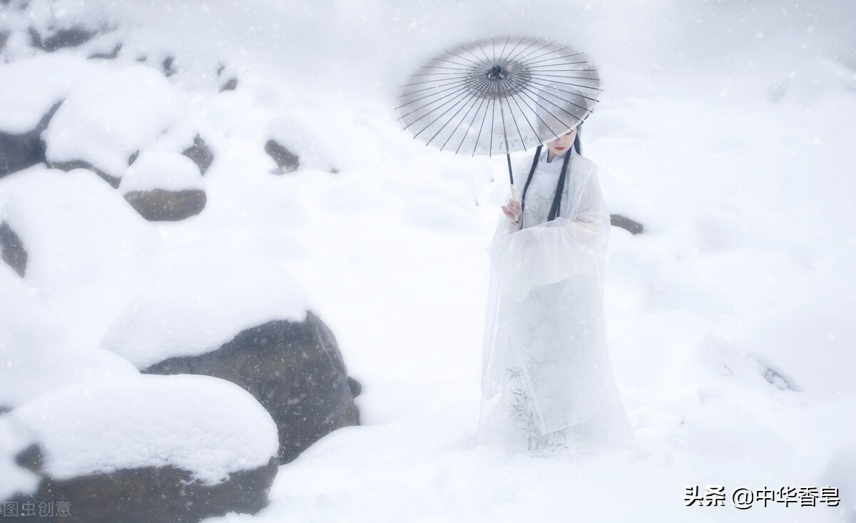 落雪染影香皂，雪花在清风中微微颤抖着，空气中弥漫起淡淡清香