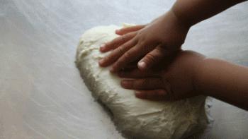 面团特别粘手怎么补救啊,发酵好的面团很粘手怎么回事