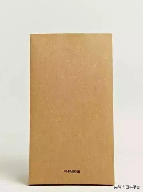 辣眼睛：“露奶衫”火了？一件4000元遭哄抢！太骚了