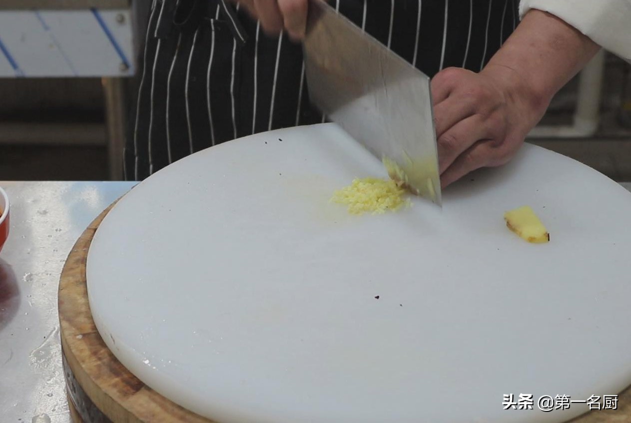 剁椒鱼头简单家常做法教程,剁椒鱼头做法湘菜大师