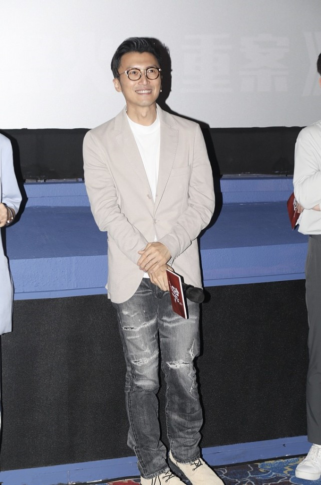 谢霆锋穿休闲西服搭牛仔裤,谢霆锋穿牛仔裤什么牌子的