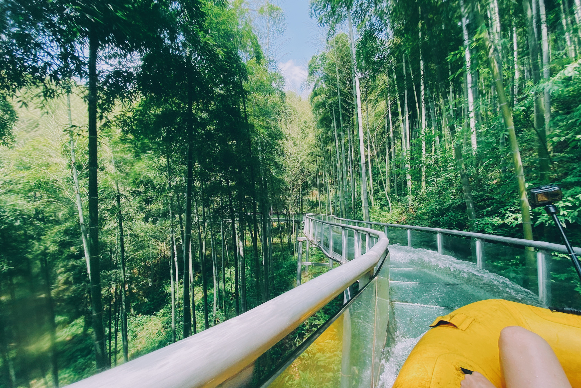 安吉刺激有趣的玻璃漂流，藏在万亩竹海中，堪比过山车般的体验
