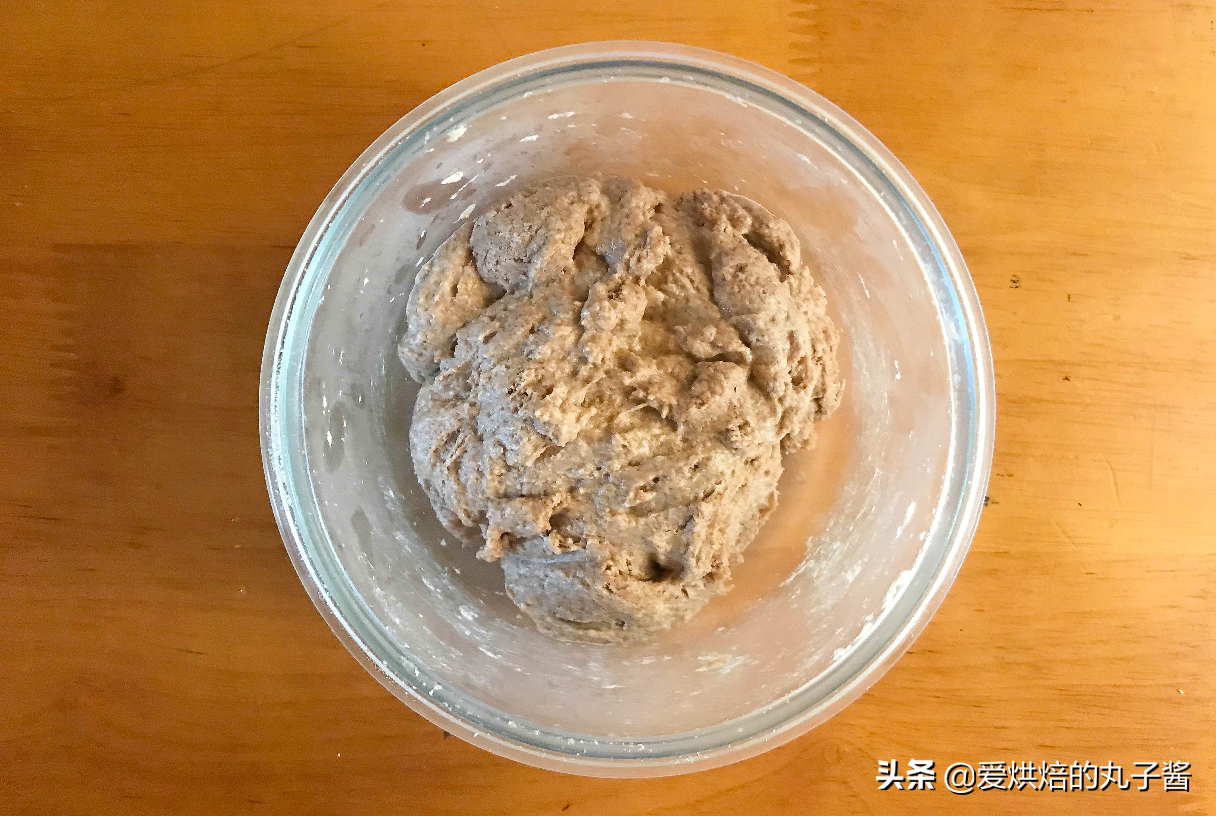 和面前多加1步，无需揉面机，做出的面包松软拉丝！省时又省力