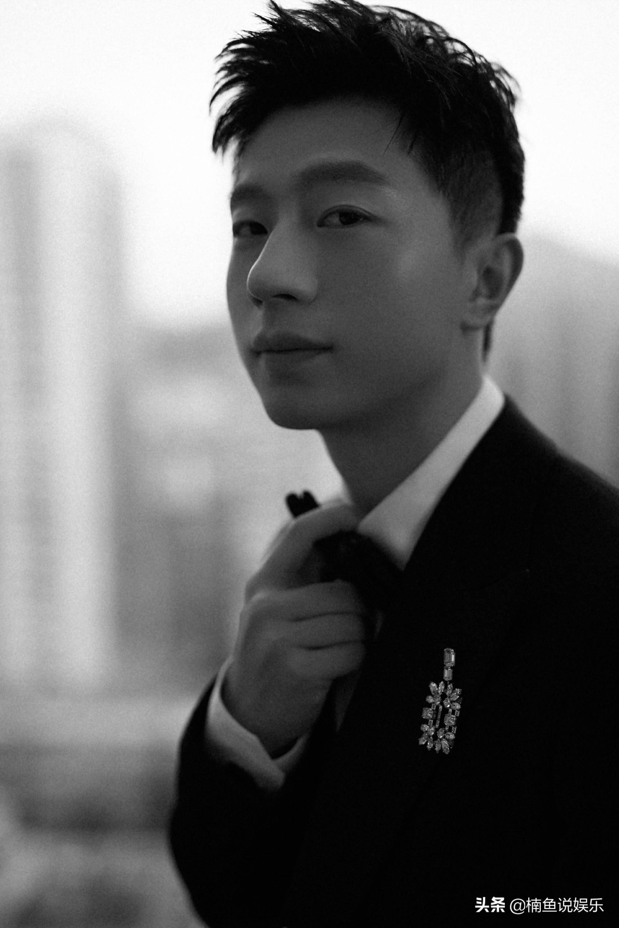 邓伦马龙罕见同框！大明星VS体坛冠军，西装造型帅气迷人