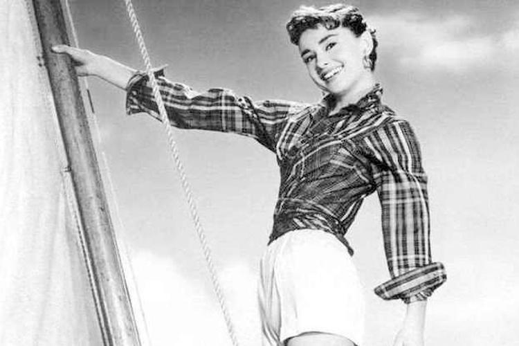 新款网红高级气质女神显瘦短裤,秋冬短裤这样穿回头率超高