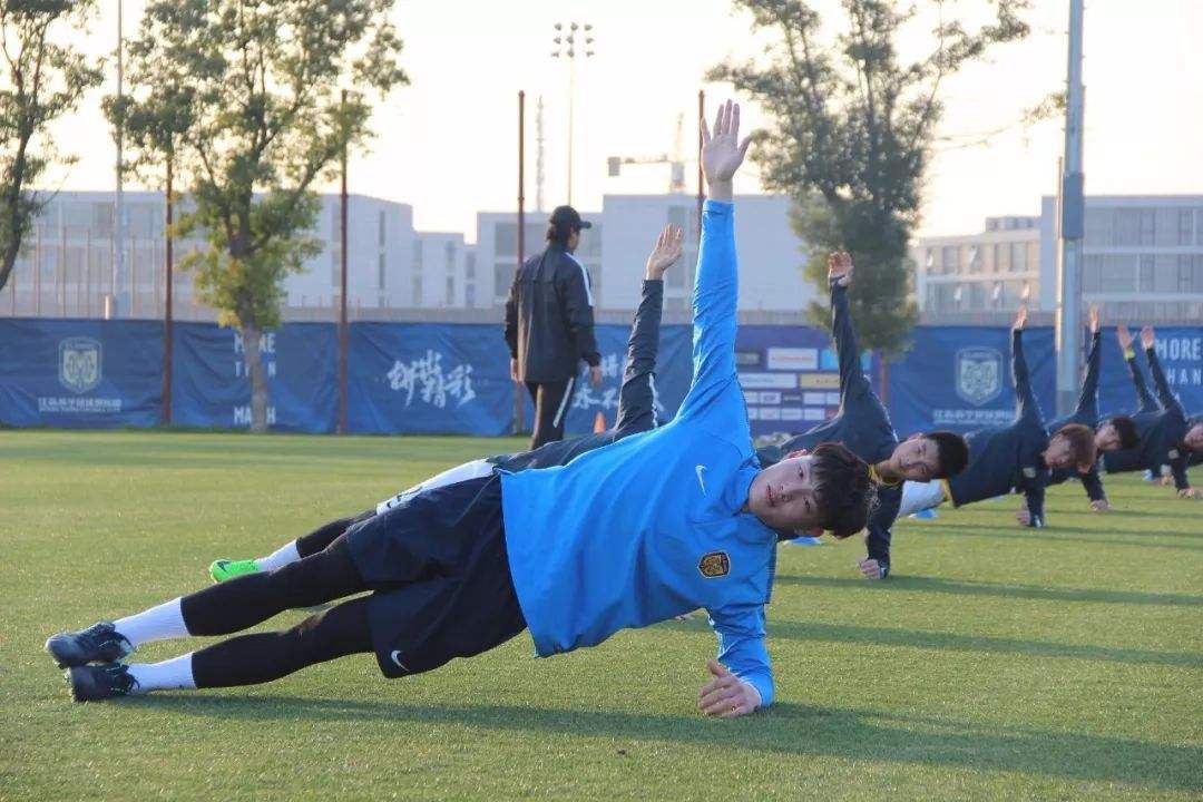 中国足球又一丑闻曝光！网传苏宁青训遭遇危机，家长拉横幅维权