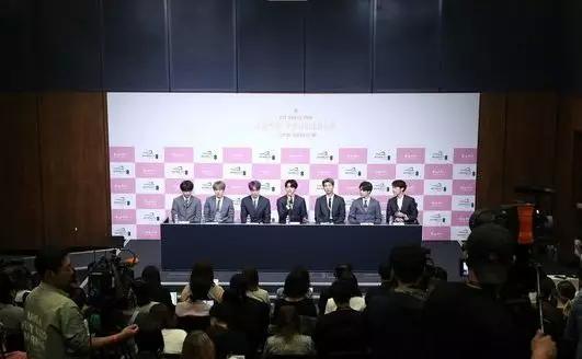 他们征服了这被世人铭记的传奇音乐圣殿，再次创造K-pop新历史