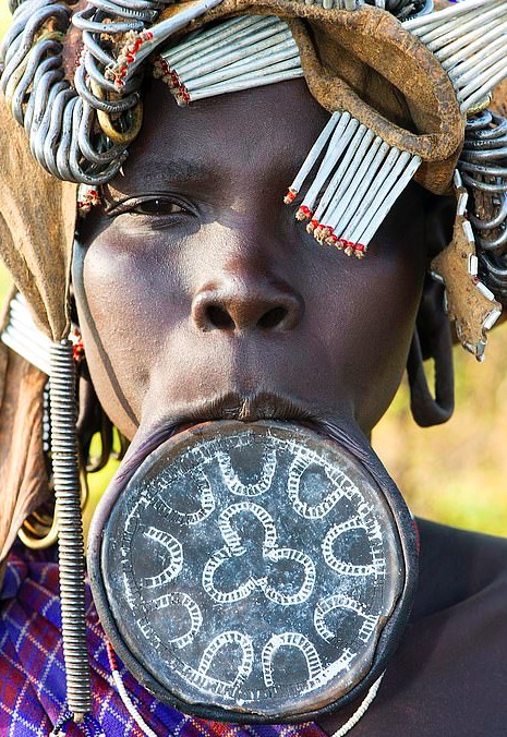 唇盘、彩绘，这个与世隔绝部落的传统，正在被现代世界入侵