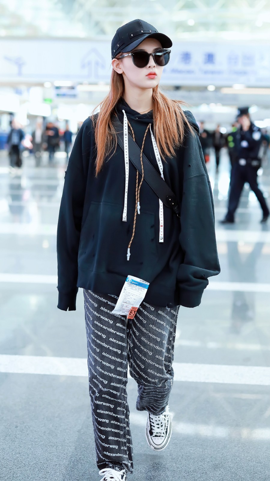 再不说杨超越土了，穿黑色卫衣牛仔裤，气场飙升直逼孟美岐