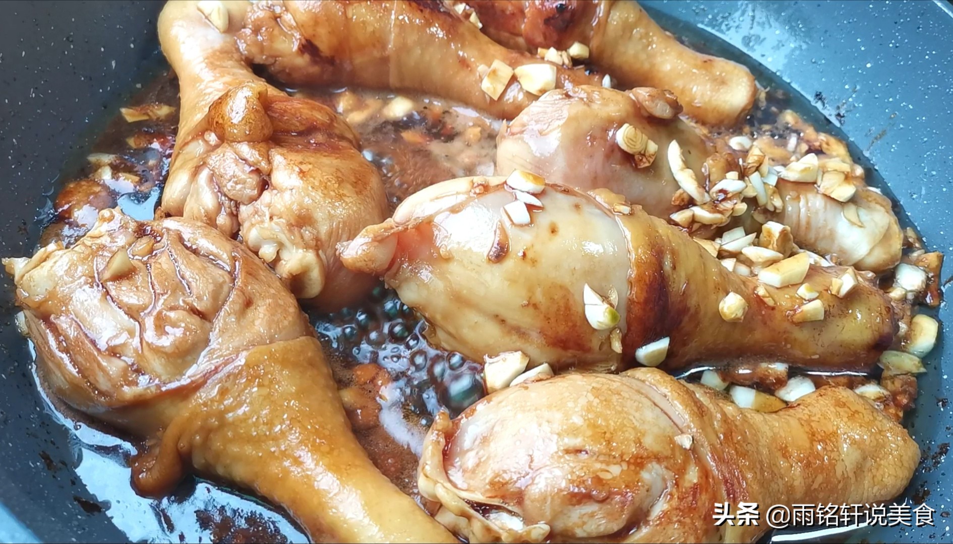 鸡腿怎么做又香又入味馋到流口水,不用一滴水炖一锅鲜香软糯的鸡腿