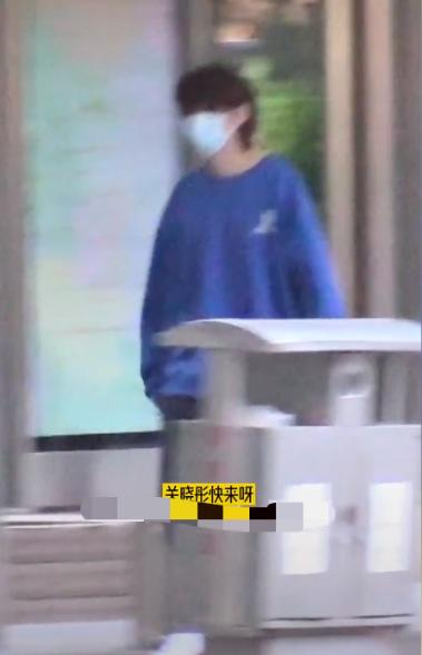 鹿晗绿色蹦迪关晓彤发图,鹿晗深夜与好友聚餐