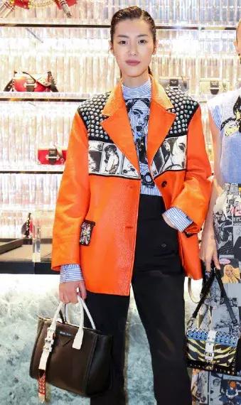 刘雯今年最流行的包,刘雯同款包时尚潮流大牌大容量