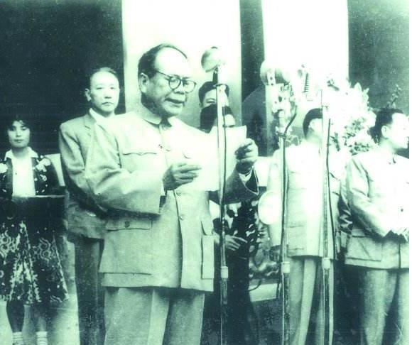 他是我军悍将，外号叫“红玫瑰”，伟人警告大家：你们最好少惹他