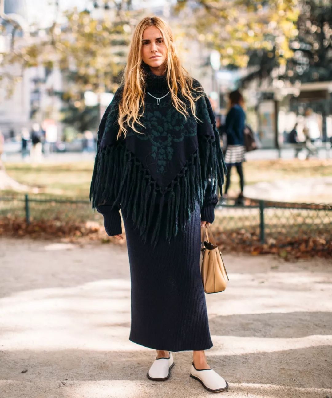 斗篷外套怎么搭配好看,斗篷外套怎么穿搭