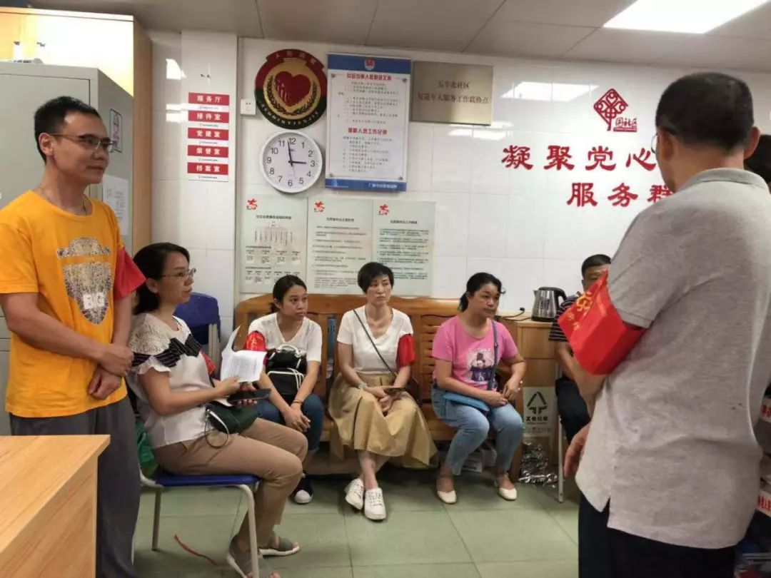 持续推进在职党员进社区志愿服务,在职党员下沉社区开展志愿服务