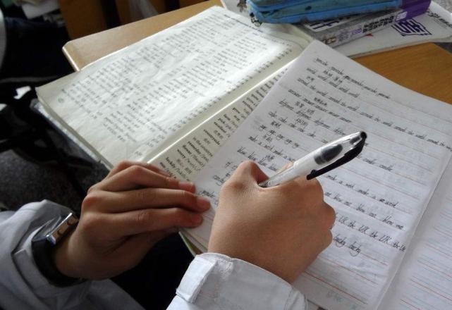 中学生书包藏东西,早恋的男生书包里会藏什么