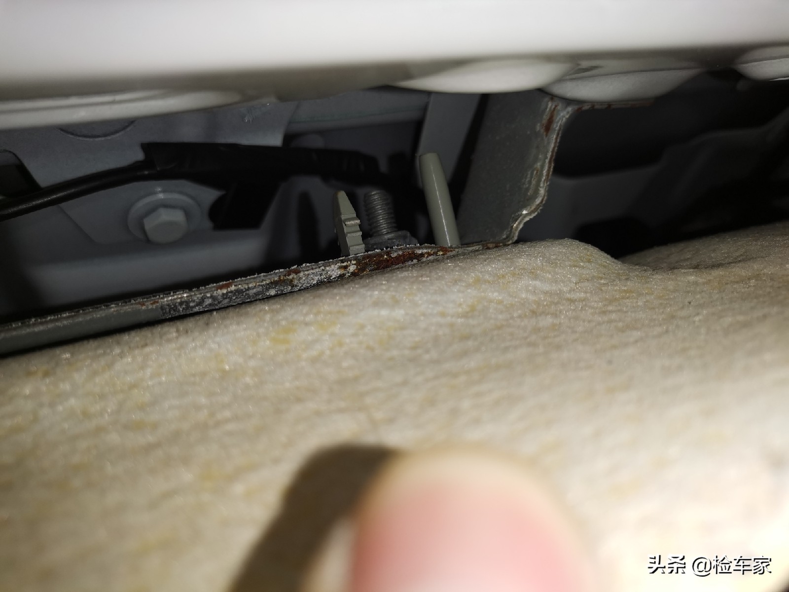 4万多的名爵锐腾买来糟心，拆开饰板车主叫出声，底盘装甲白喷了