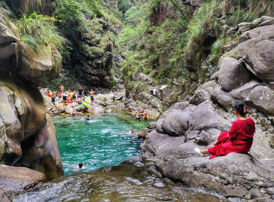 武宁牛鼻孔溯溪被困,武宁牛鼻孔溯溪潜水