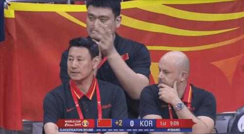 足球记者采访被骂,姚明被采访问足球的看法