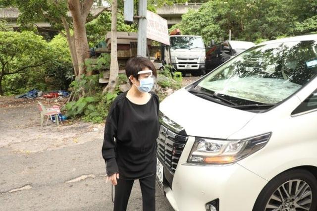 赌王遗体下葬，全家亮相奚梦瑶缺席，四太打扮时髦外孙女太不得体