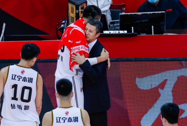 重回辽篮主场郭士强很激动连续4次凝望1处地方