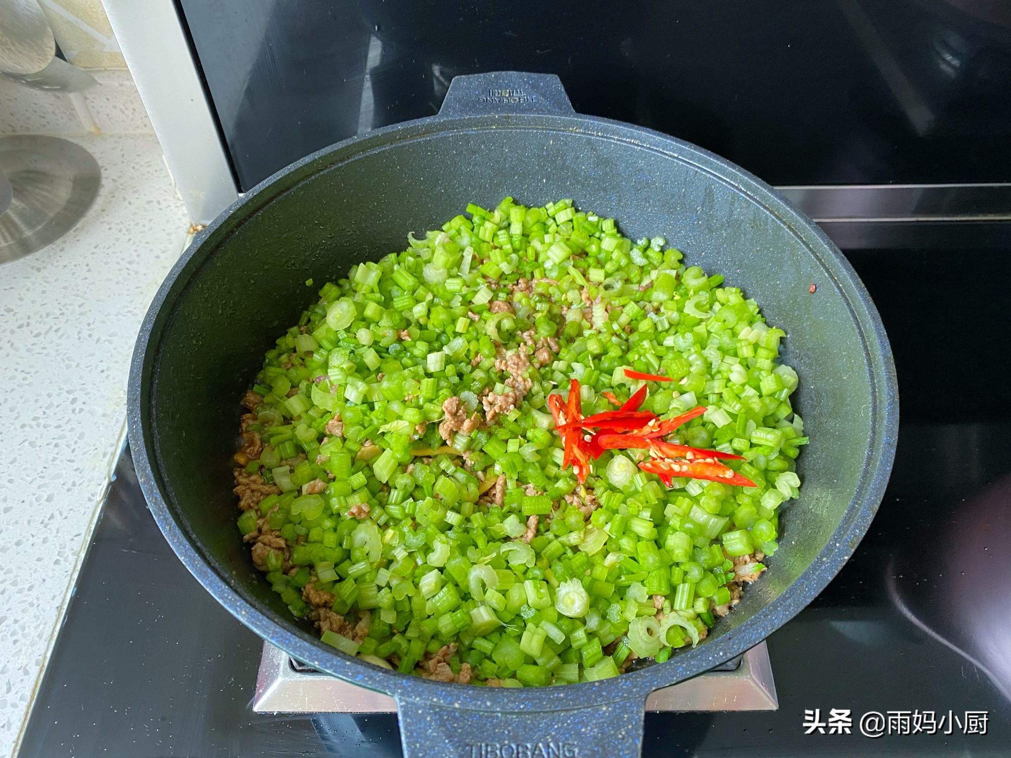 芹菜炒肉渣怎么做不出水,芹菜炒肉渣的做法步骤图
