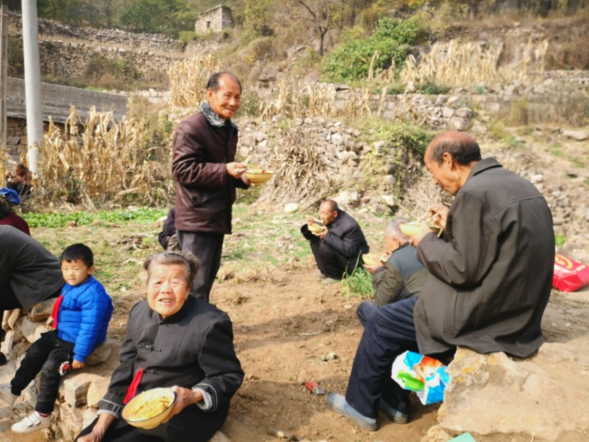 贫困山区留守老人吃饭,80岁以上的留守老人吃饭问题