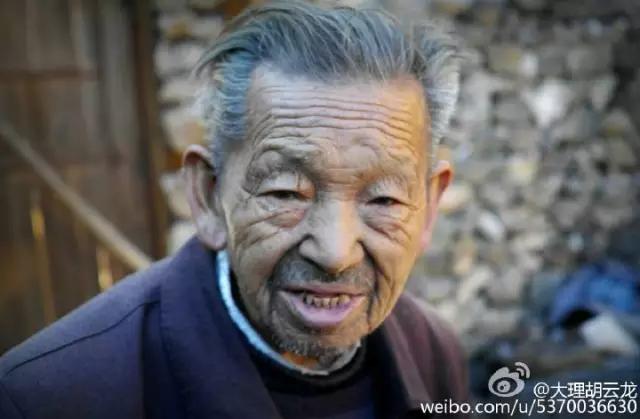 玉龙雪山附近原始村落,玉龙雪山下的村叫什么