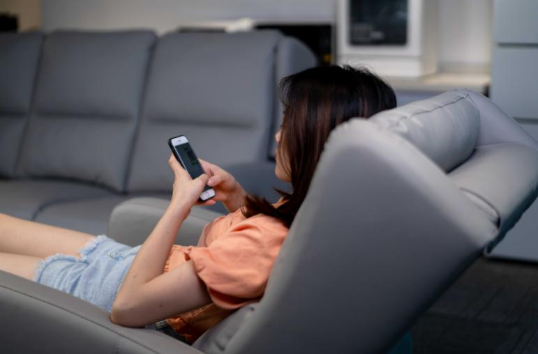 沙发选木质还是用布艺好,现在客厅还选红木沙发吗